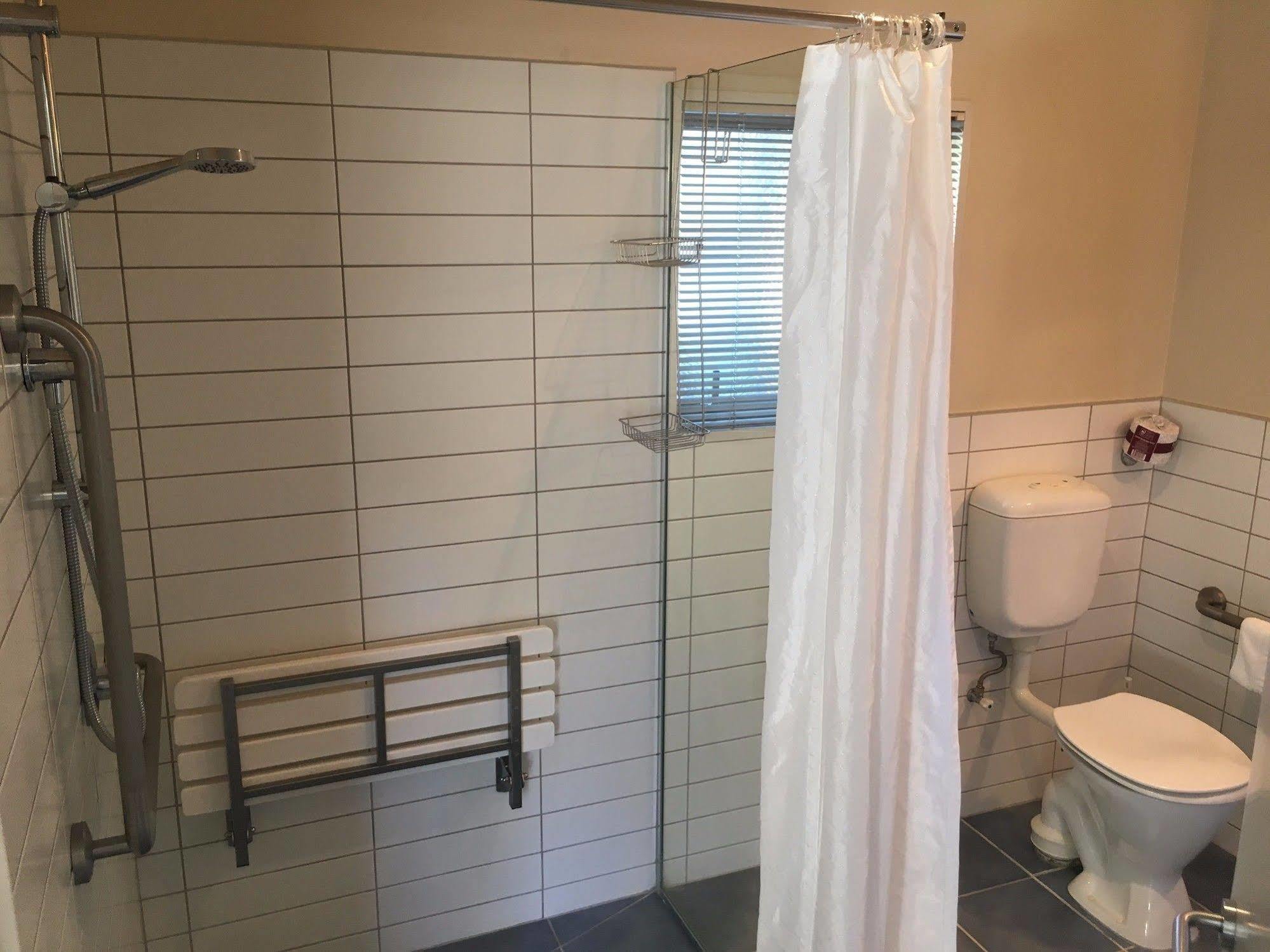 Beaches Нельсон Экстерьер фото A shower curtain