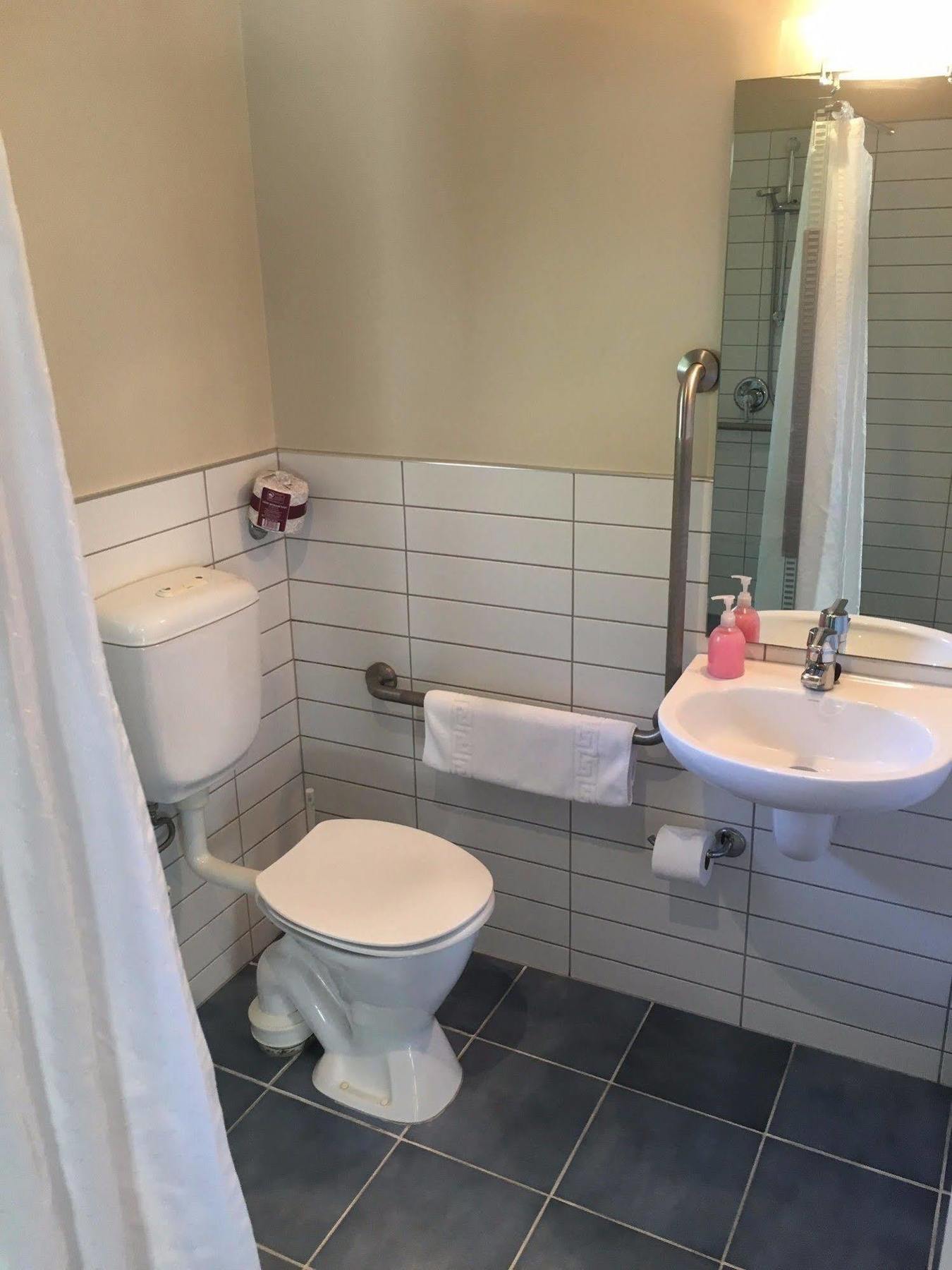 Beaches Нельсон Экстерьер фото Bathroom in a typical hotel room